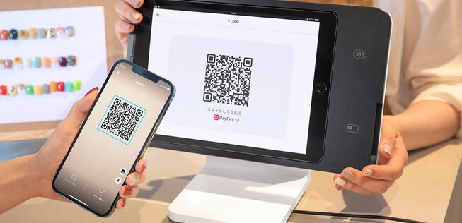 Square スタンドが、MPM方式でQRコードを読み取りしている様子