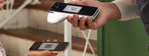 PayCAS Mobileの決済端末（a920max ）でCPM方式でQRコード決済している様子