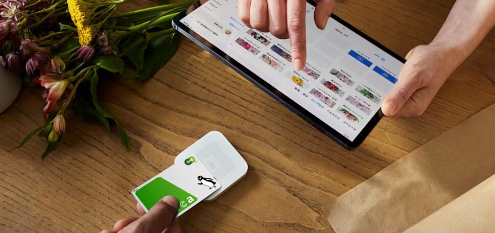 Squareリーダーとタブレットを連携して決済している様子